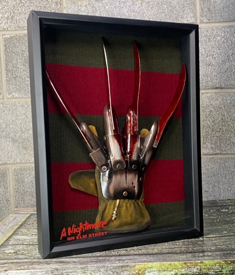 Freddy Krueger Metal Glove & Sweater Shadow Box Horror Movie Prop Memorabilia Collectible A Nightmare On Elm Street Freddy Decor Halloween